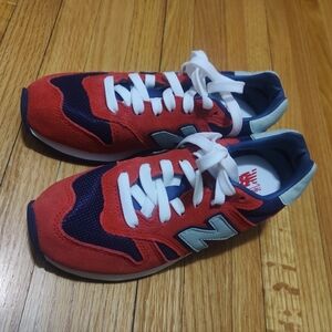 New Balance Leather and Mesh Kids Sneakers, size 1 NWOT